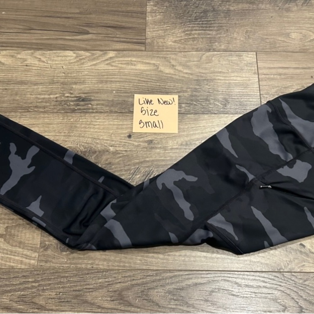 LIKE NEW! Athleta leggings w/pockets